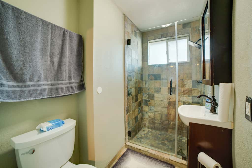 Home 1/2 Mi to Dtwn Riverside: Families Welcome!