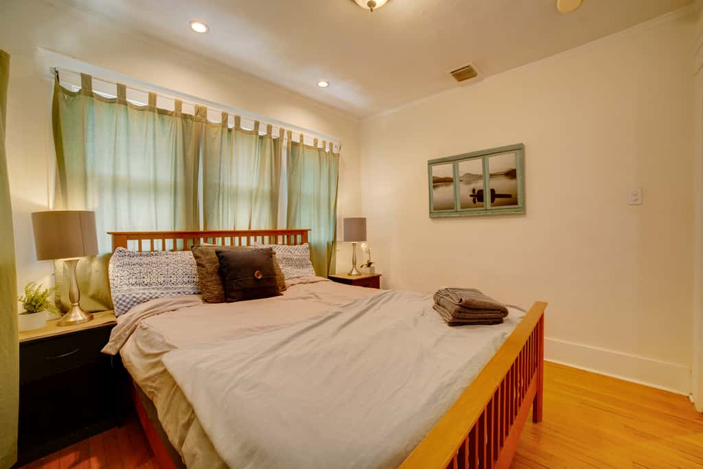 Home 1/2 Mi to Dtwn Riverside: Families Welcome!