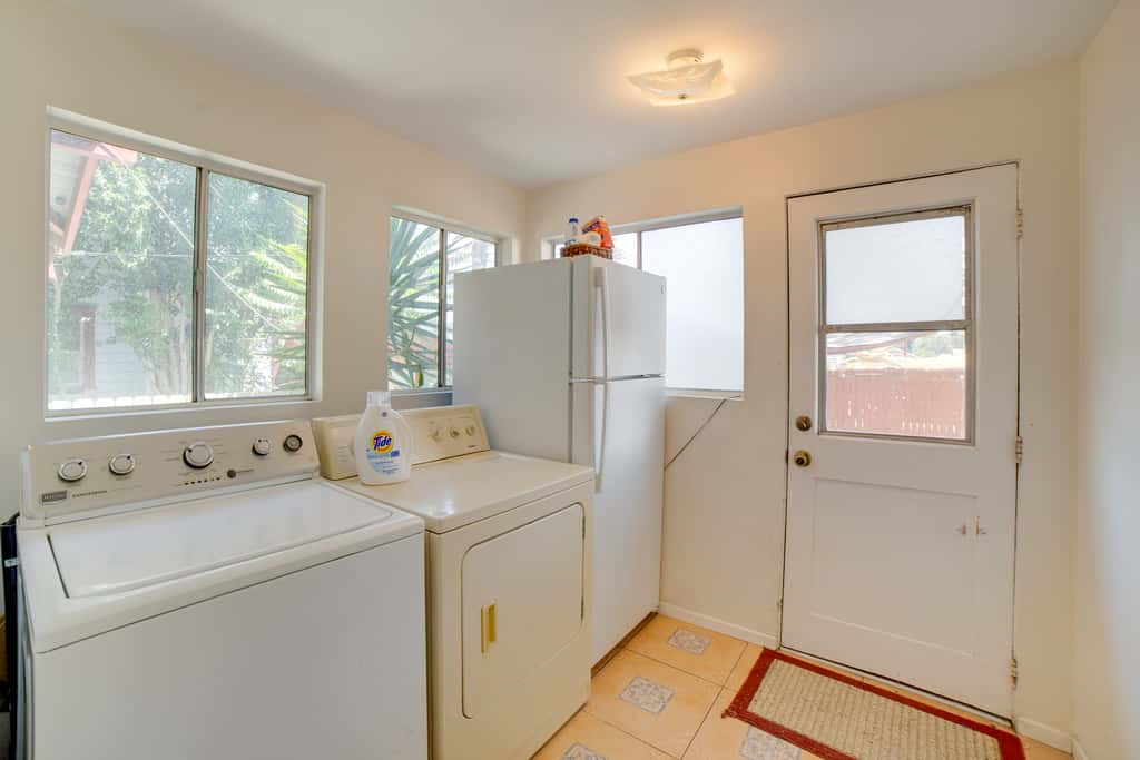 Home 1/2 Mi to Dtwn Riverside: Families Welcome!