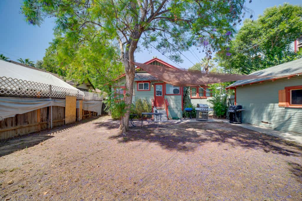 Home 1/2 Mi to Dtwn Riverside: Families Welcome!