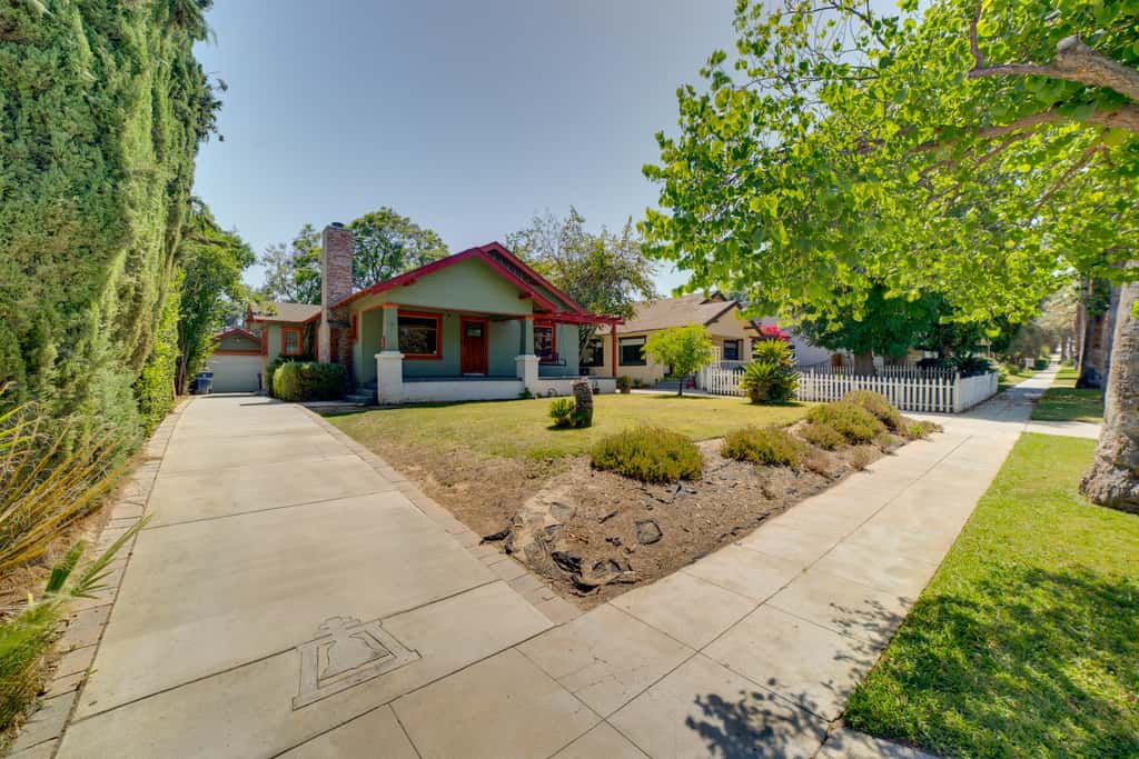 Home 1/2 Mi to Dtwn Riverside: Families Welcome!