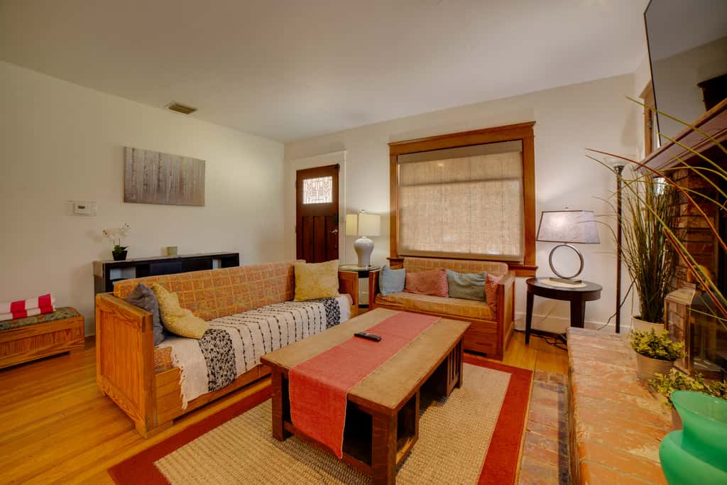 Home 1/2 Mi to Dtwn Riverside: Families Welcome!