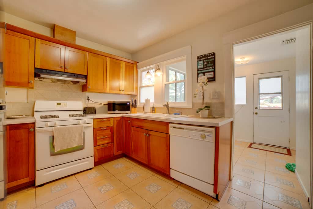 Home 1/2 Mi to Dtwn Riverside: Families Welcome!