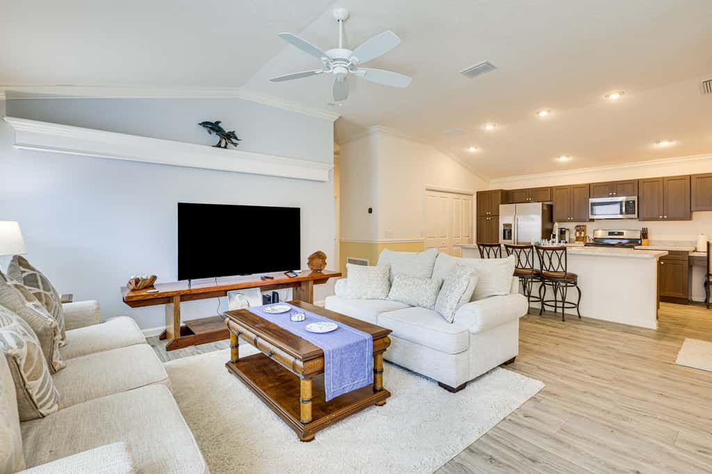 Easy Pool Access & Private Patio! DeLuna Villa