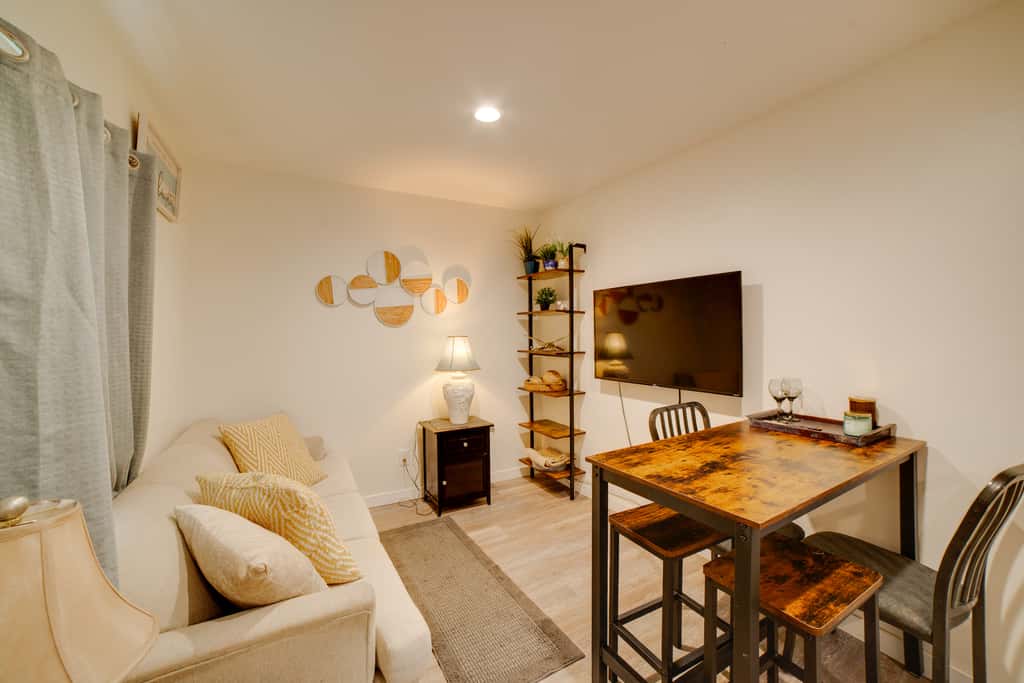 Bring Your Pets! Convenient Home in Riverside