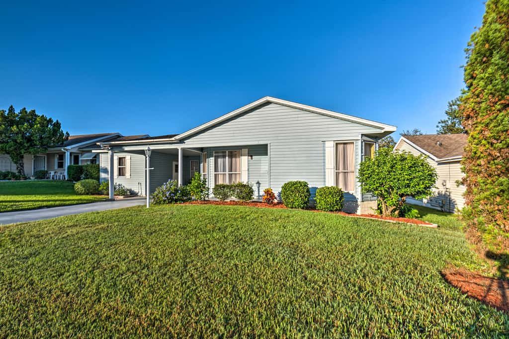 Lovely Lady Lake Home w/ Resort Amenities & Lanai!