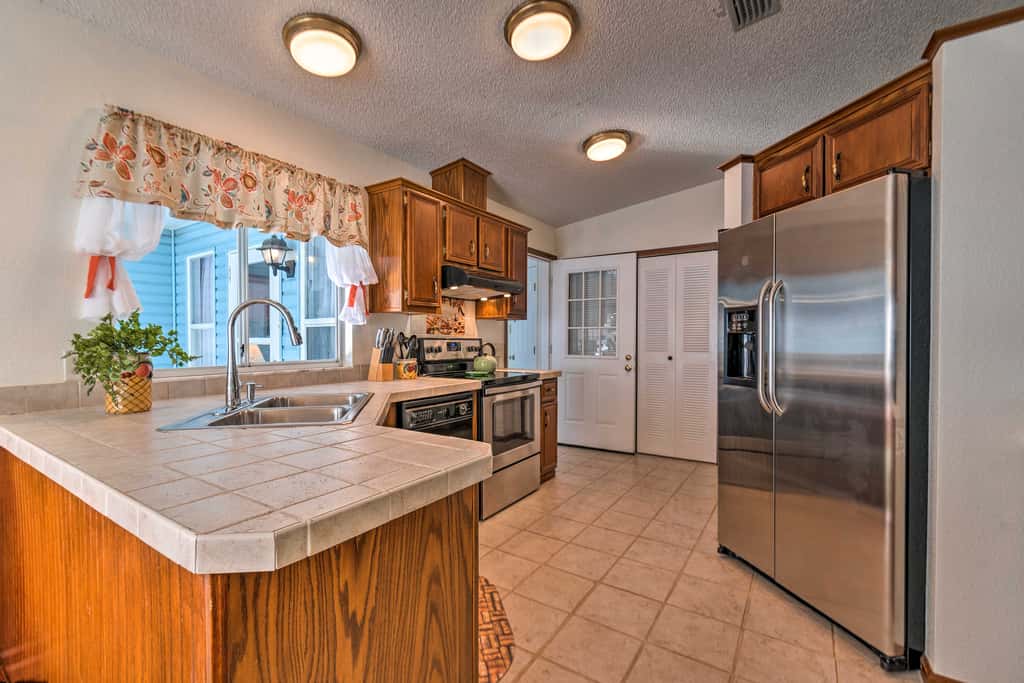 Lovely Lady Lake Home w/ Resort Amenities & Lanai!