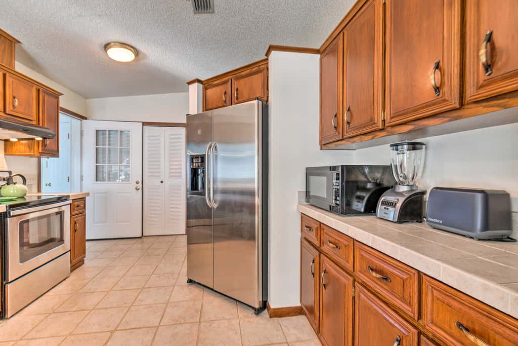 Lovely Lady Lake Home w/ Resort Amenities & Lanai!