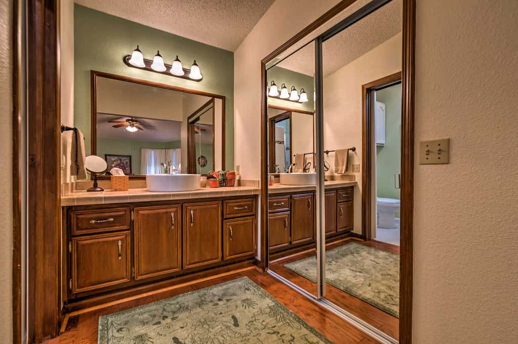 Lovely Lady Lake Home w/ Resort Amenities & Lanai!