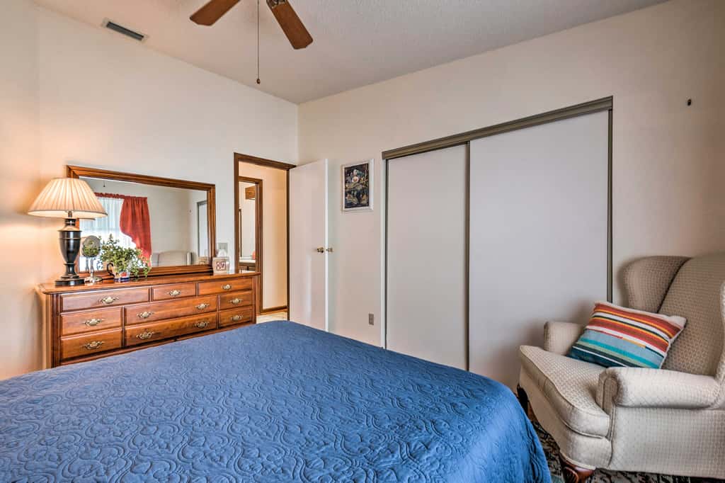 Lovely Lady Lake Home w/ Resort Amenities & Lanai!