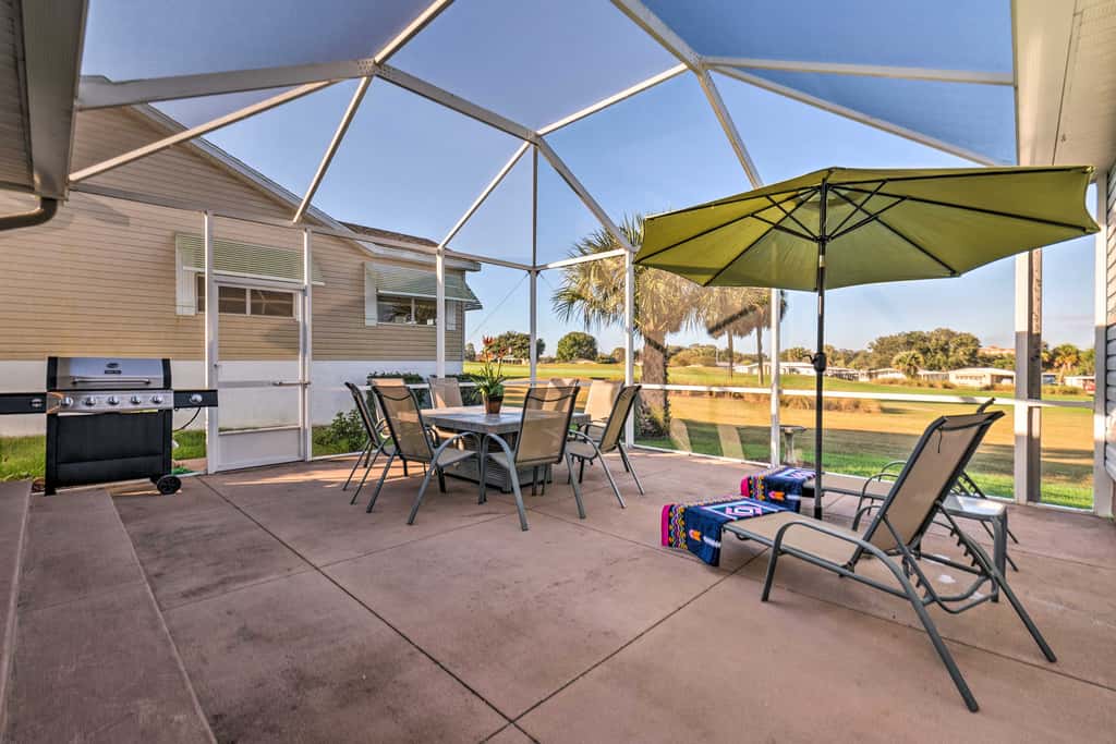 Lovely Lady Lake Home w/ Resort Amenities & Lanai!