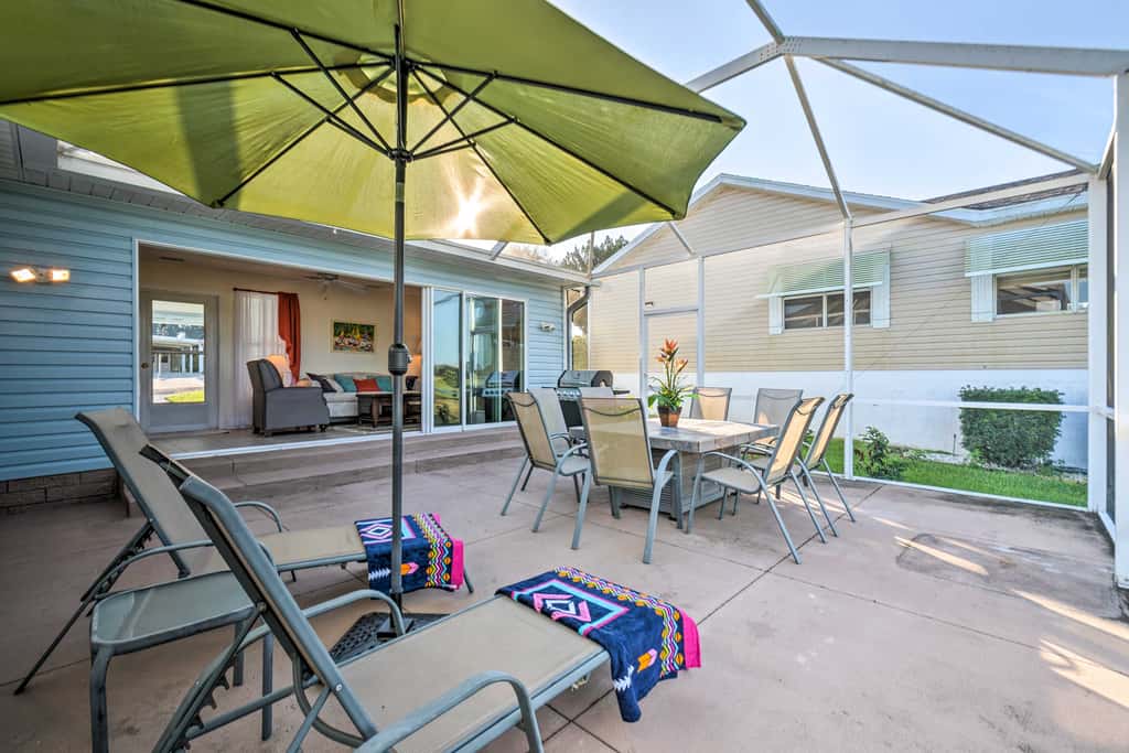Lovely Lady Lake Home w/ Resort Amenities & Lanai!