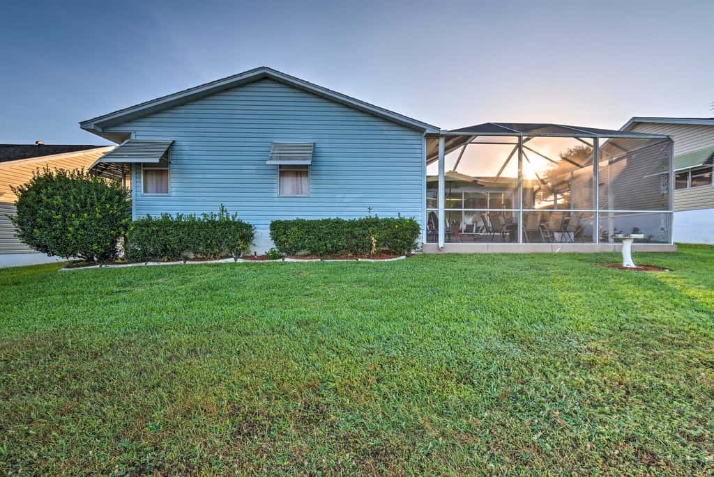 Lovely Lady Lake Home w/ Resort Amenities & Lanai!