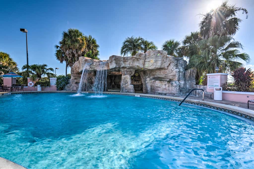Lovely Lady Lake Home w/ Resort Amenities & Lanai!