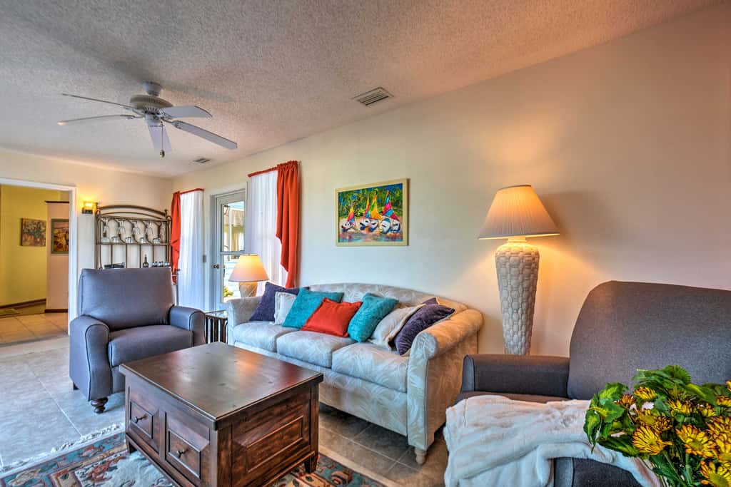 Lovely Lady Lake Home w/ Resort Amenities & Lanai!