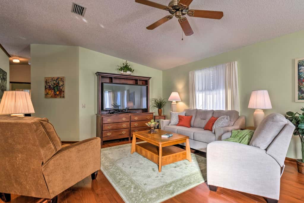 Lovely Lady Lake Home w/ Resort Amenities & Lanai!