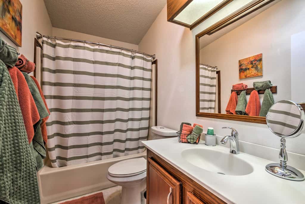 Lovely Lady Lake Home w/ Resort Amenities & Lanai!
