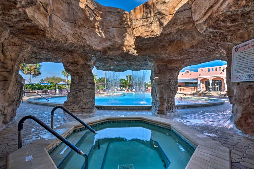 Lovely Lady Lake Home w/ Resort Amenities & Lanai!