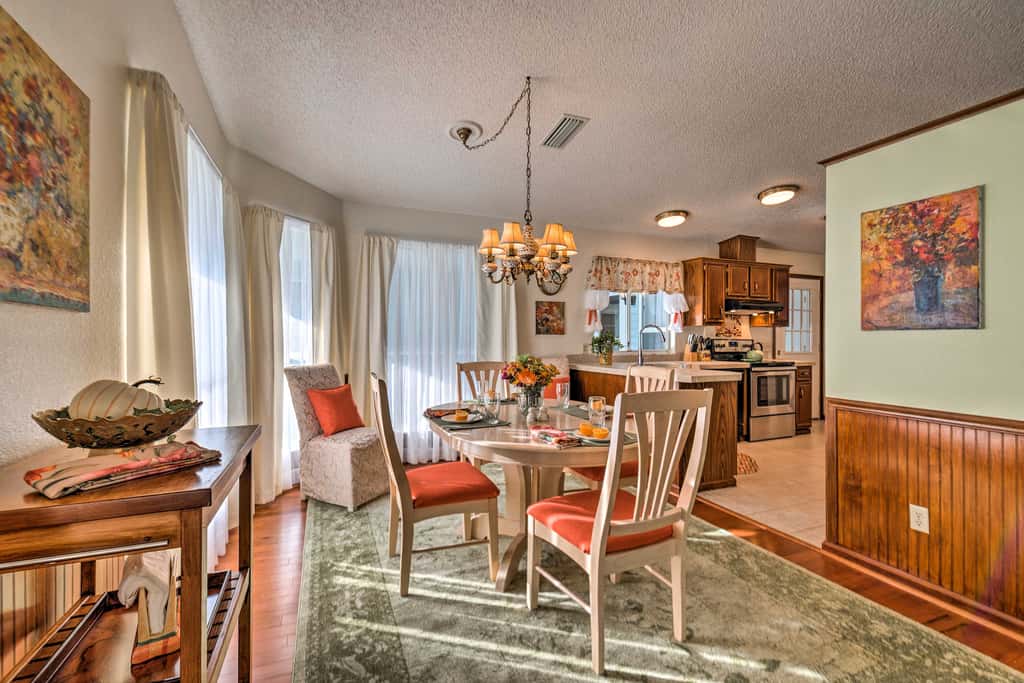 Lovely Lady Lake Home w/ Resort Amenities & Lanai!