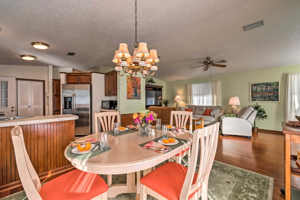 Lovely Lady Lake Home w/ Resort Amenities & Lanai!