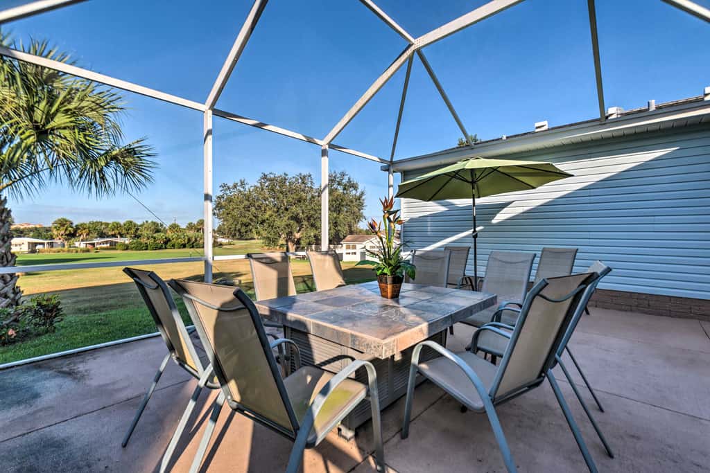 Lovely Lady Lake Home w/ Resort Amenities & Lanai!