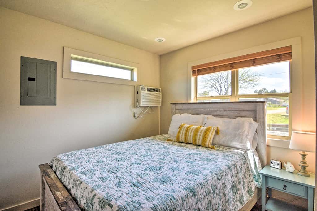 Resort Cabin w/ Nearby Pool & Lake Access!