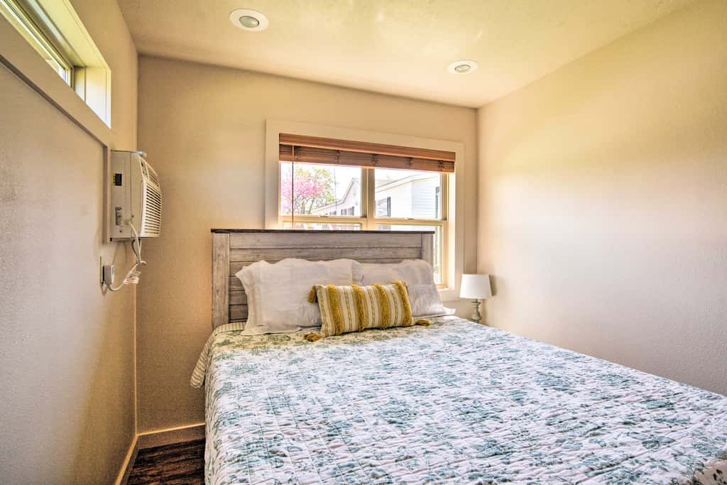 Resort Cabin w/ Nearby Pool & Lake Access!