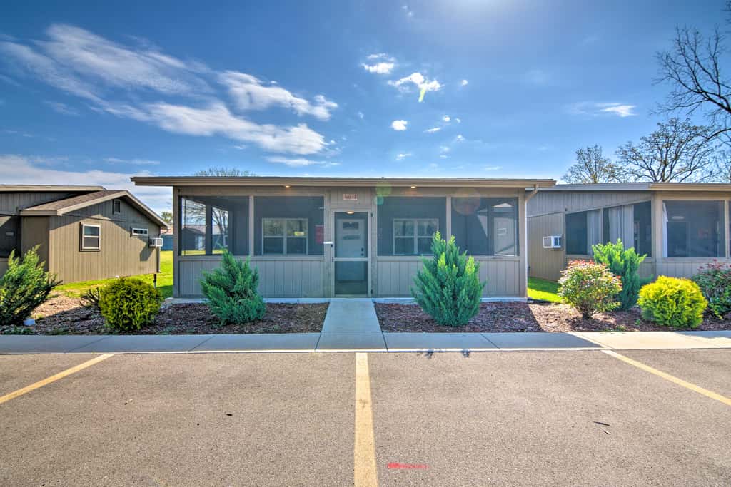 Resort Cabin w/ Nearby Pool & Lake Access!