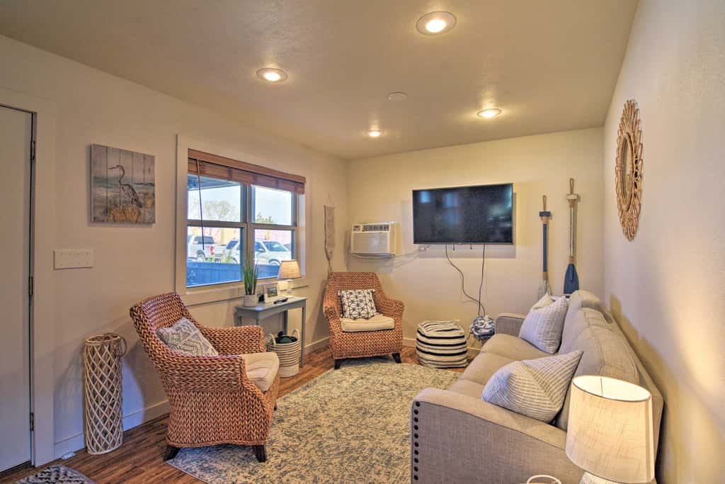 Resort Cabin w/ Nearby Pool & Lake Access!