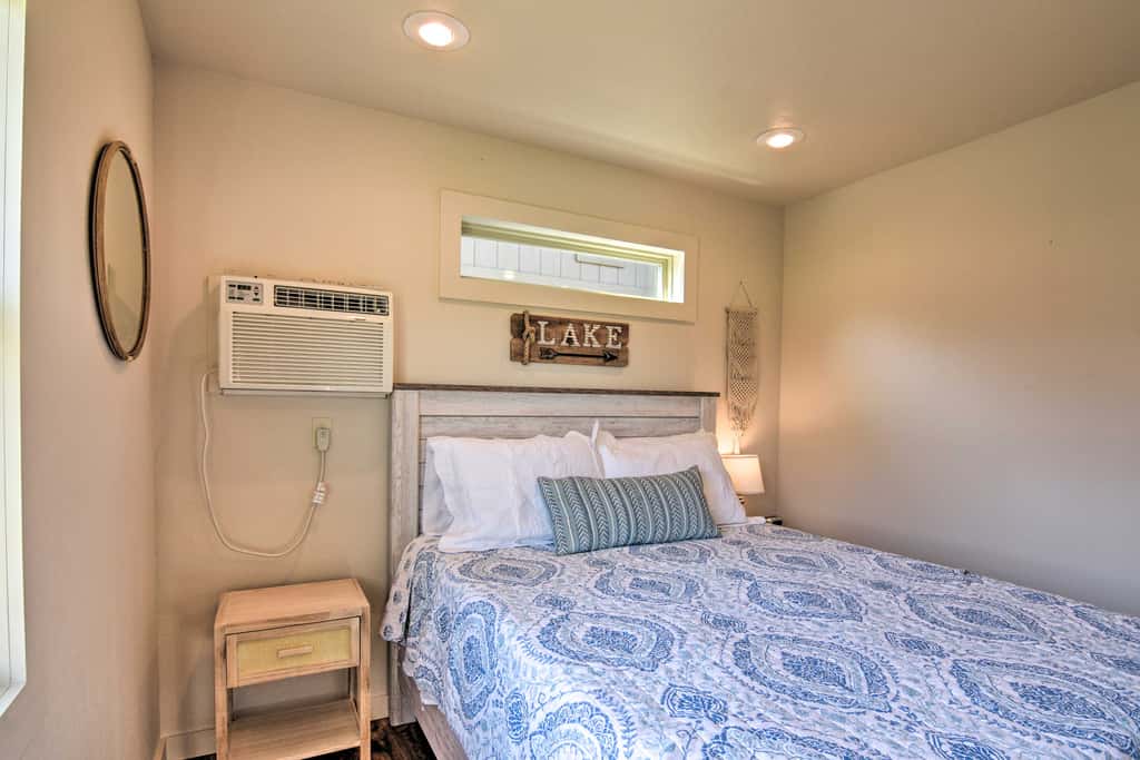 Resort Cabin w/ Nearby Pool & Lake Access!