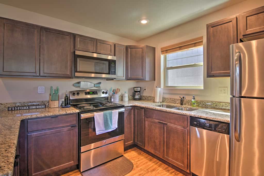 Resort Cabin w/ Nearby Pool & Lake Access!