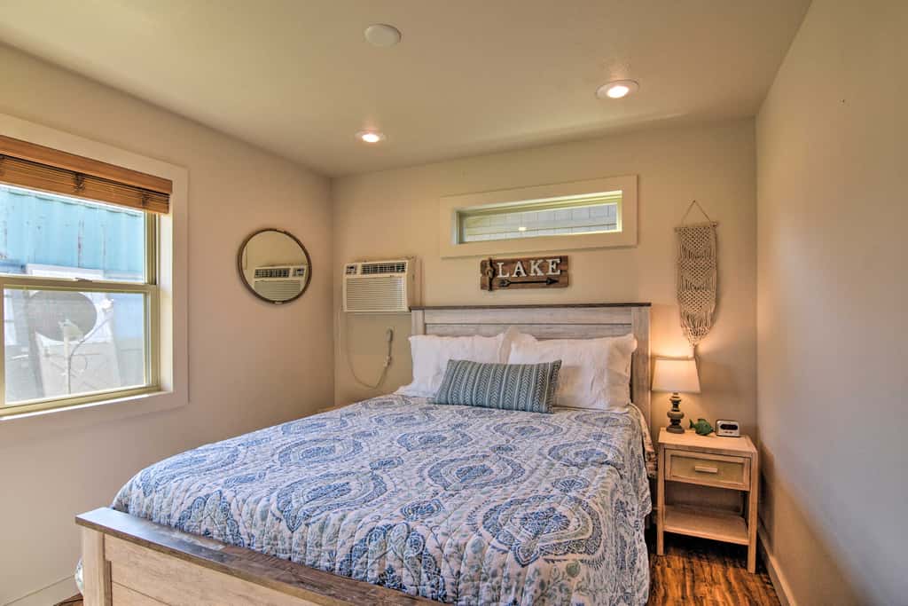 Resort Cabin w/ Nearby Pool & Lake Access!