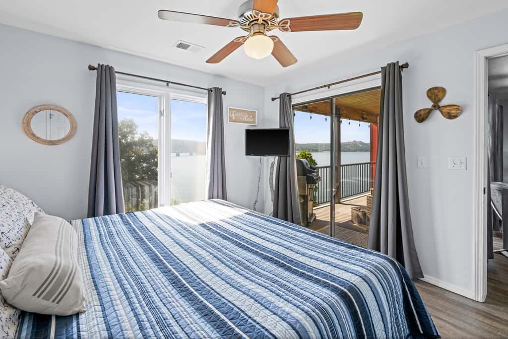 Waterfront Pool! Near SDC - Step-Free Access!