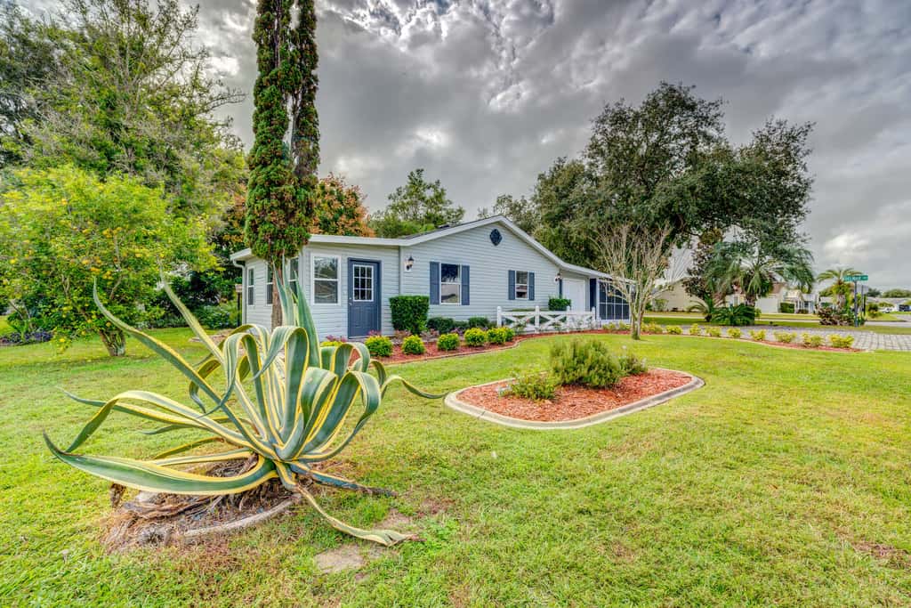 Peaceful Lady Lake Home w/ Screened-In Porch!