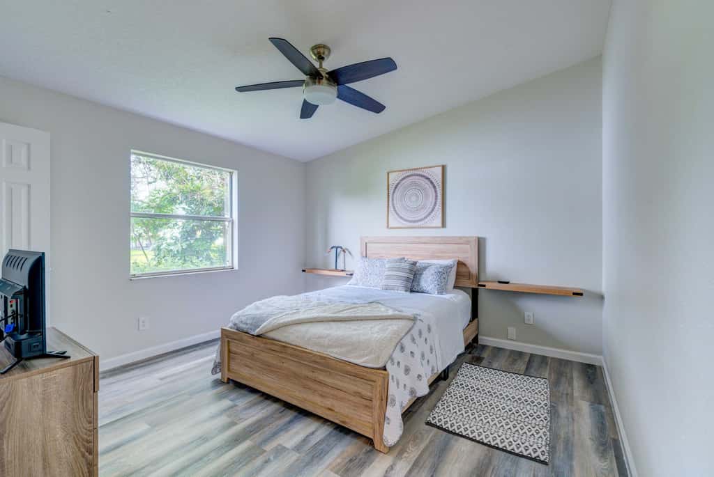 Peaceful Lady Lake Home w/ Screened-In Porch!