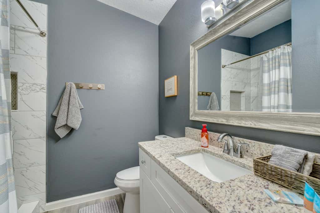 Peaceful Lady Lake Home w/ Screened-In Porch!