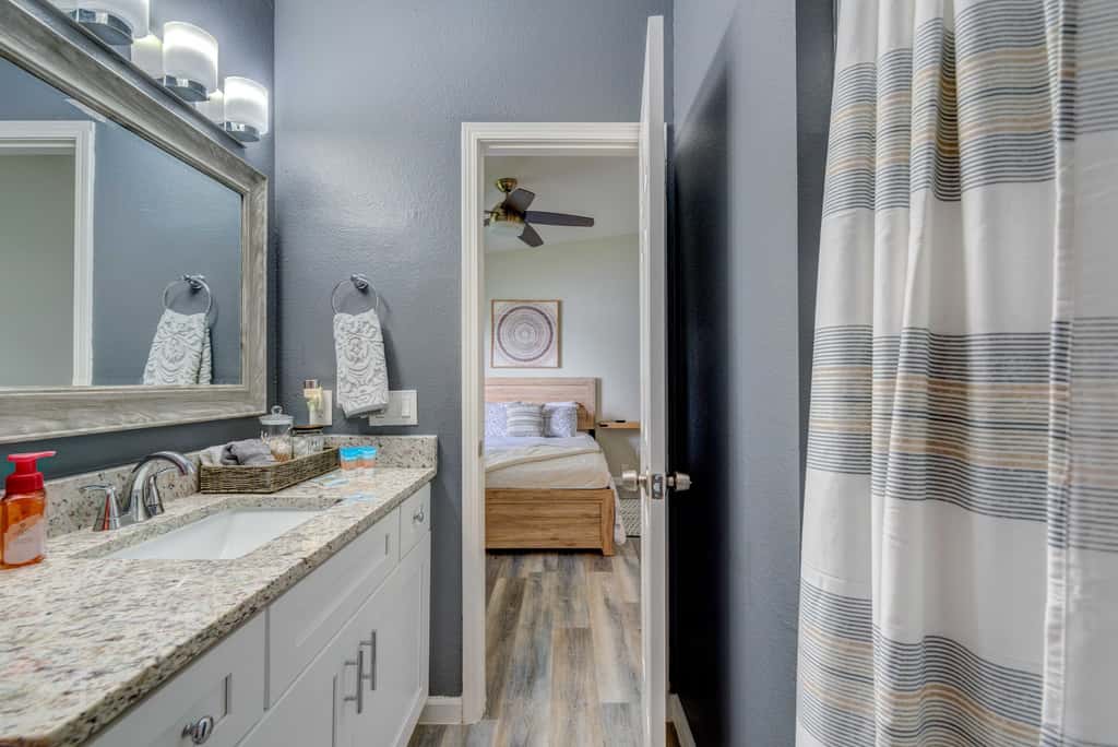 Peaceful Lady Lake Home w/ Screened-In Porch!