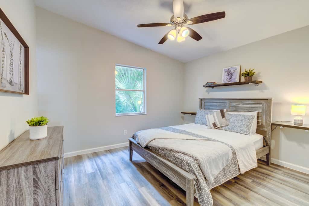 Peaceful Lady Lake Home w/ Screened-In Porch!