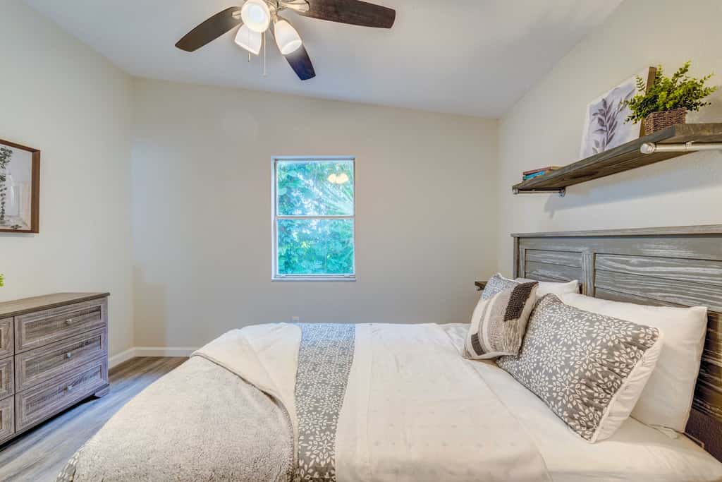 Peaceful Lady Lake Home w/ Screened-In Porch!