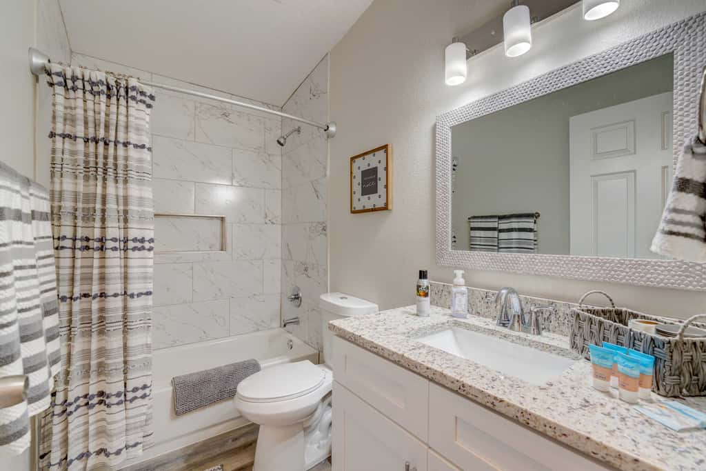 Peaceful Lady Lake Home w/ Screened-In Porch!