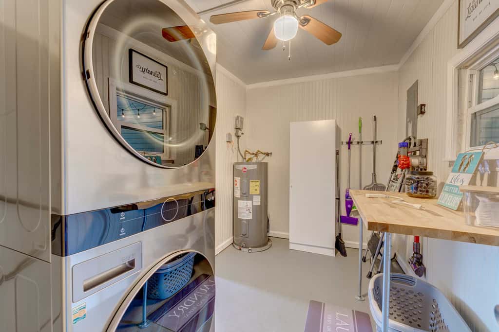 Peaceful Lady Lake Home w/ Screened-In Porch!