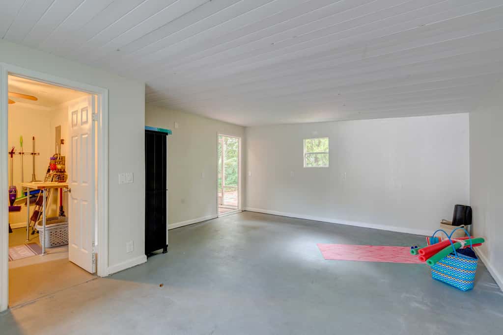 Peaceful Lady Lake Home w/ Screened-In Porch!