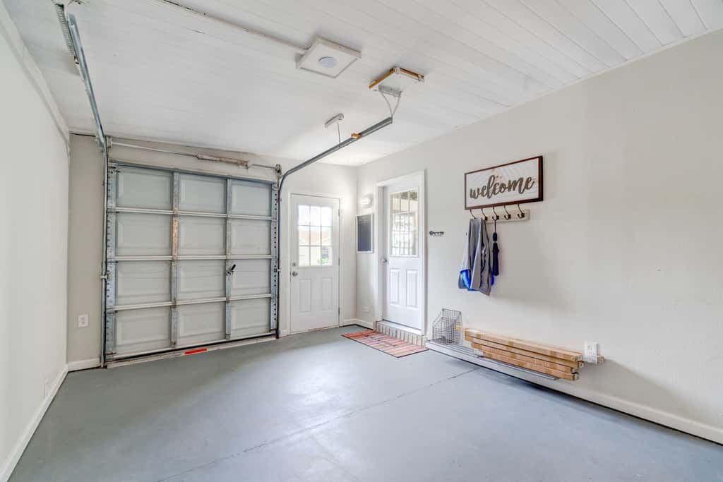 Peaceful Lady Lake Home w/ Screened-In Porch!