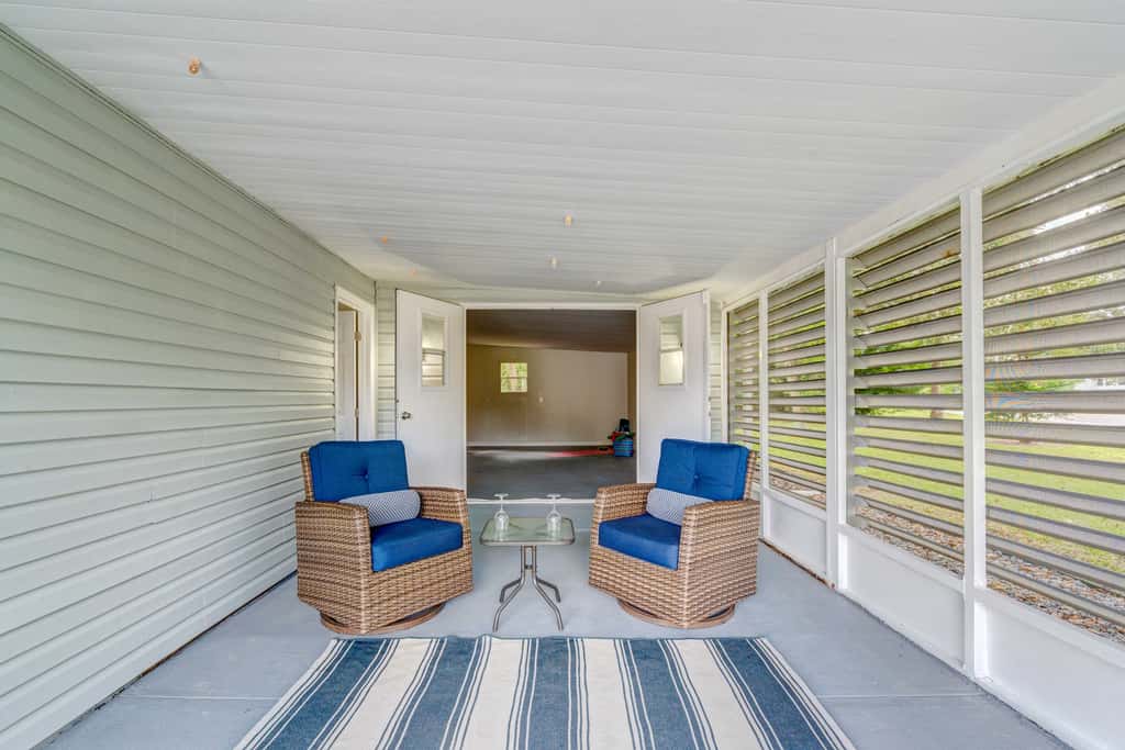 Peaceful Lady Lake Home w/ Screened-In Porch!