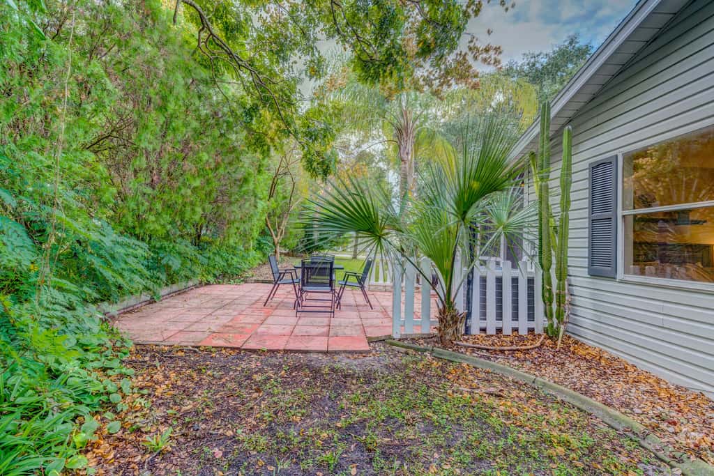 Peaceful Lady Lake Home w/ Screened-In Porch!