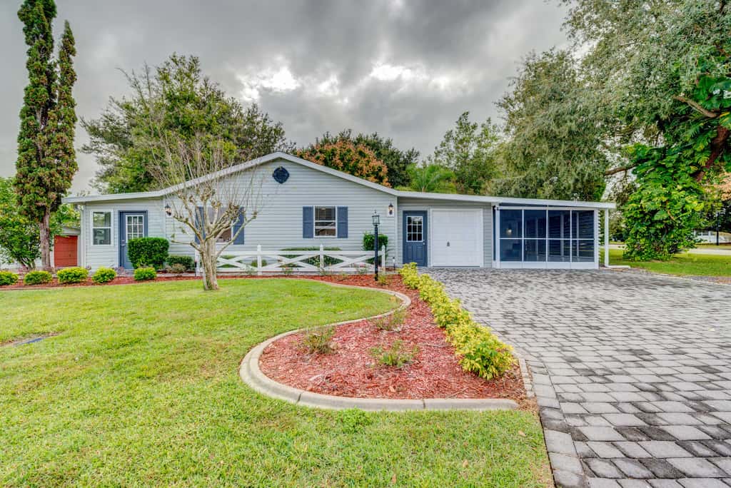 Peaceful Lady Lake Home w/ Screened-In Porch!