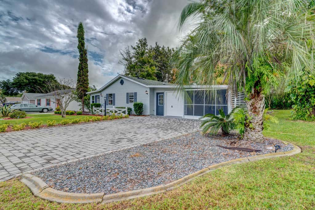 Peaceful Lady Lake Home w/ Screened-In Porch!