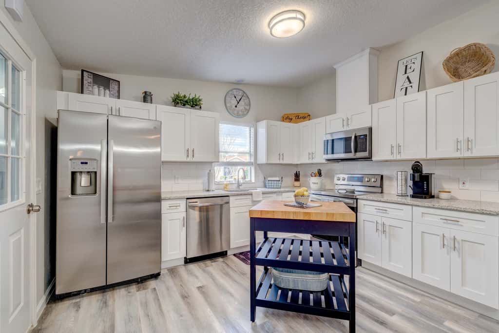 Peaceful Lady Lake Home w/ Screened-In Porch!
