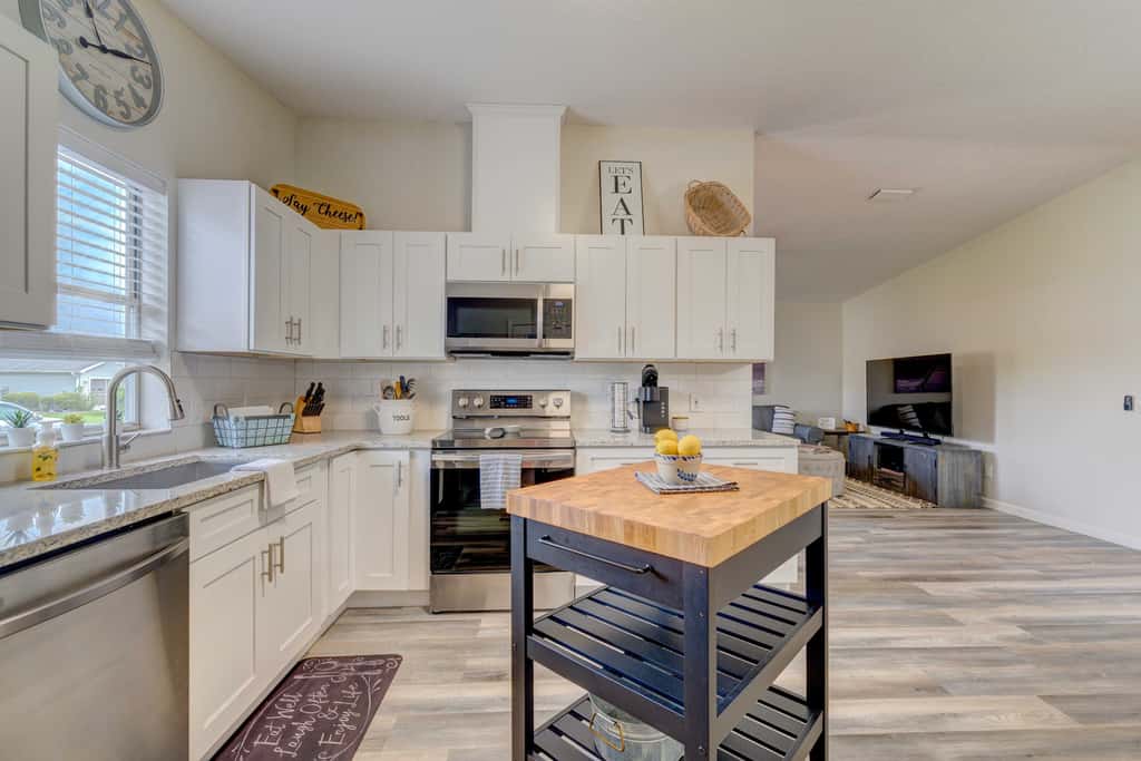 Peaceful Lady Lake Home w/ Screened-In Porch!
