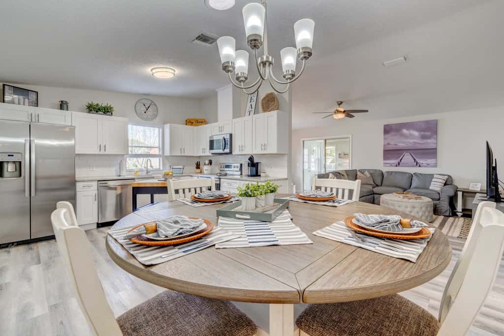 Peaceful Lady Lake Home w/ Screened-In Porch!